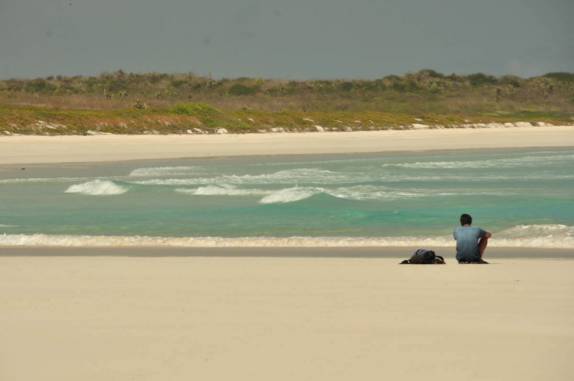 Admirando a incrível Playa Brava em Tortuga Bay, na Ilha de Santa Cruz, em Galápagos